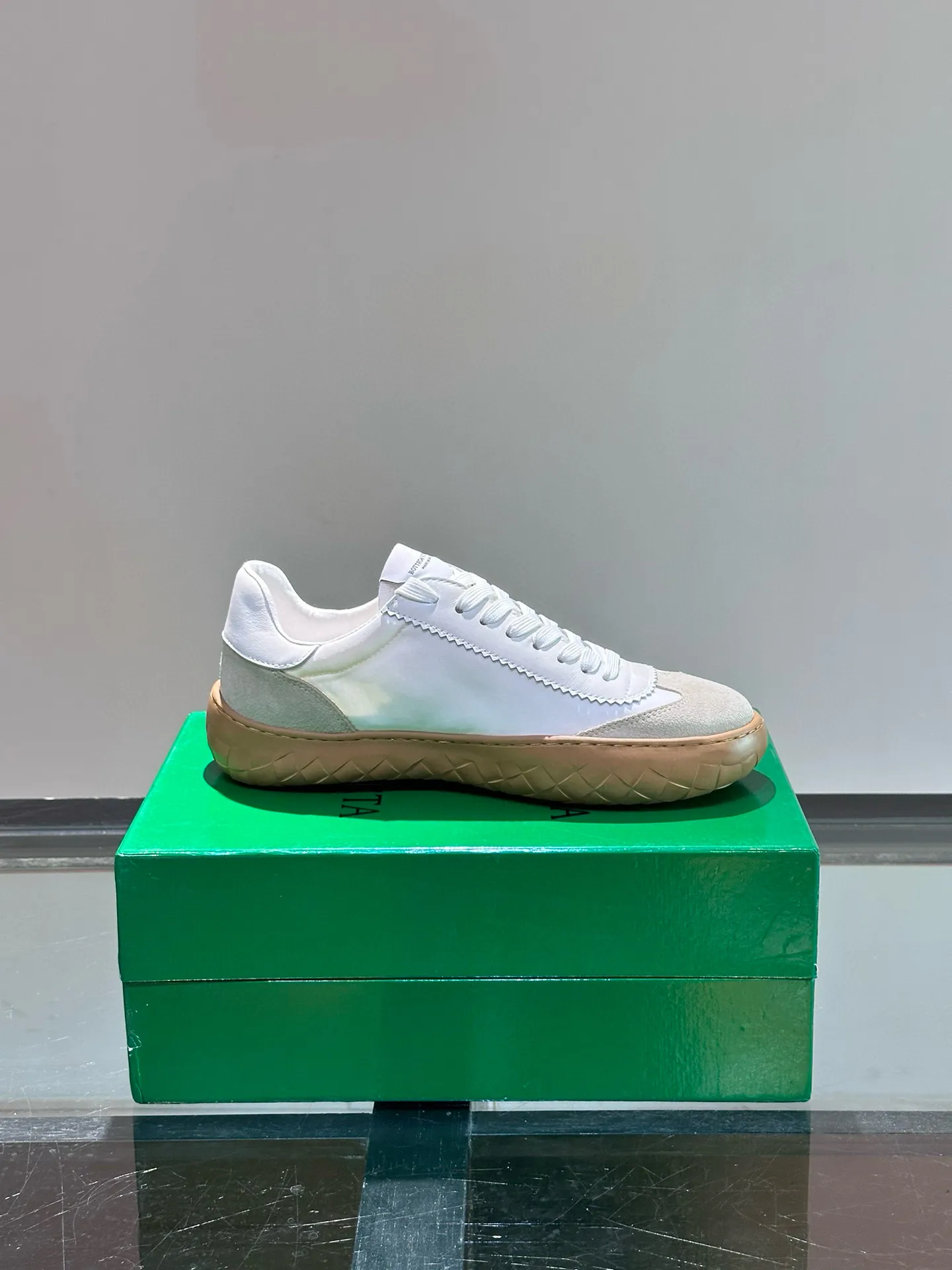 Factory price: 438💰BV/Bottega Veneta🆕New men's moral training sneakers, made of Sneaker technology nylon and suede, inspired by retro basketball shoes, a new interpretation of classic sneakers, a light, comfortable and breathable summer must-have item, the soles are made of classic woven texture, super recognizable, nylon suede stitching, full of texture! Size: 38-44, (45 customized)